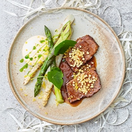 Short rib met asperges, gerookte Dijonaise saus en gepekelde eidooier Short rib met asperges, gerookte Dijonaise saus en gepekelde eidooier
